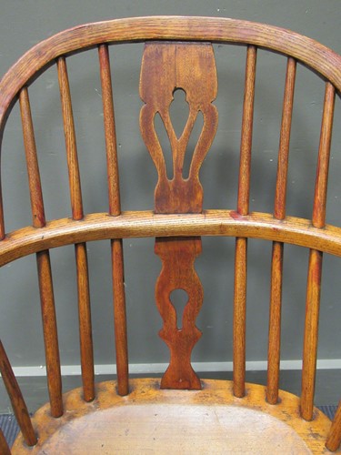 Lot 335 - A Windsor armchair on turned legs united by a...