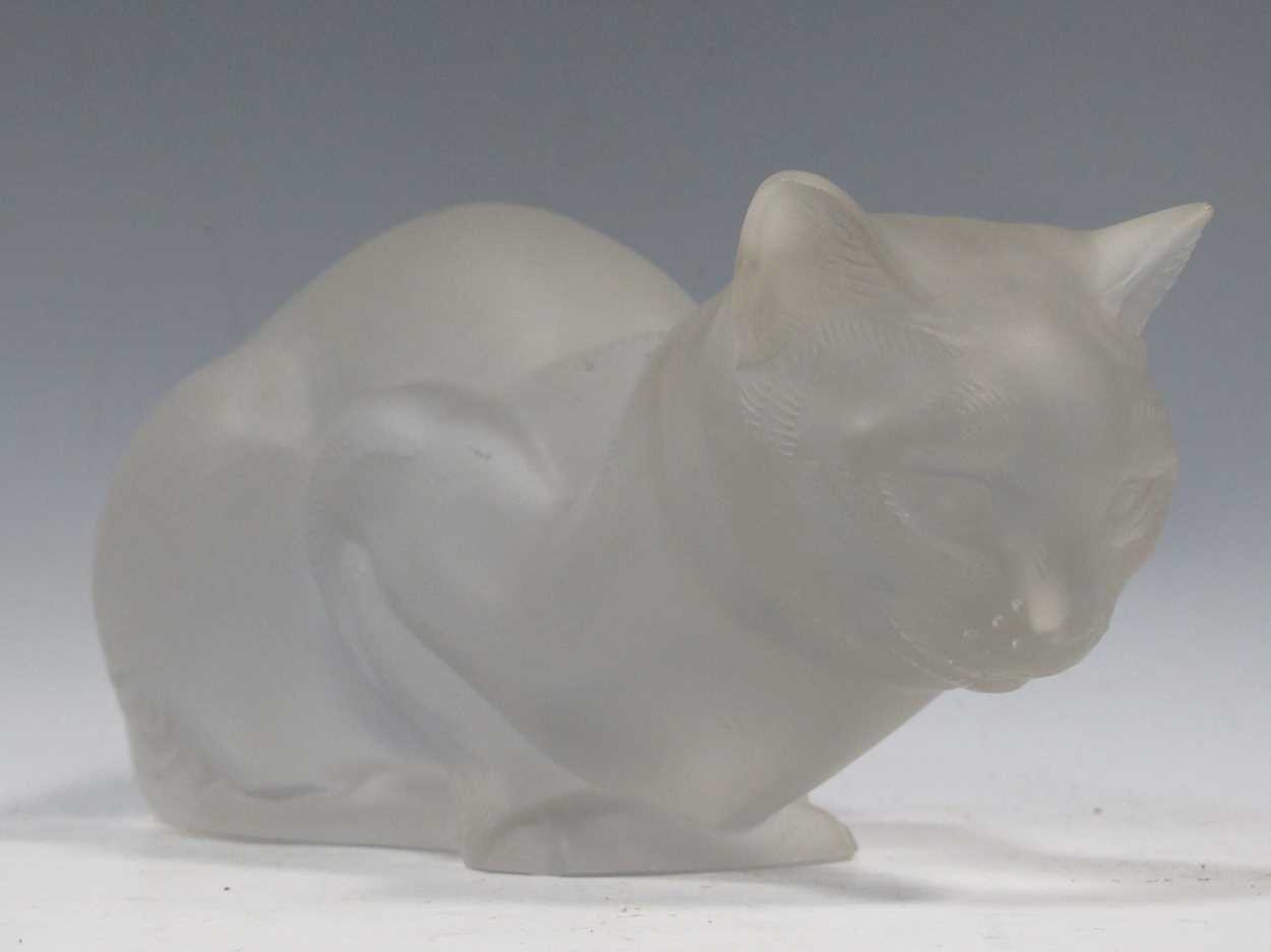 Lot 11 - A Lalique cat, in prone position, 12 x 24 x 13cm