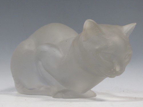 Lot 11 - A Lalique cat, in prone position, 12 x 24 x 13cm