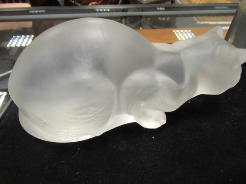 Lot 11 - A Lalique cat, in prone position, 12 x 24 x 13cm