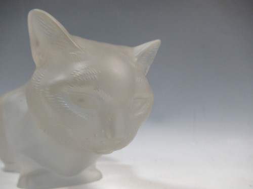 Lot 11 - A Lalique cat, in prone position, 12 x 24 x 13cm