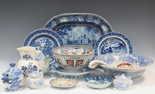Lot 44 - A collection of blue and white pattern...