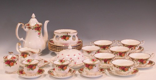 Lot 32 - A Royal Albert 'Old Country Rose' pattern part...