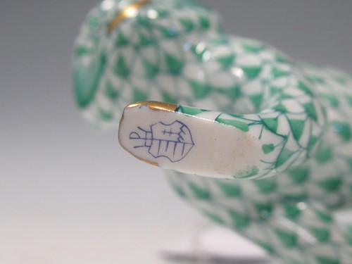 Lot 50 - Herend green fishnet walking monkey no.15391,...