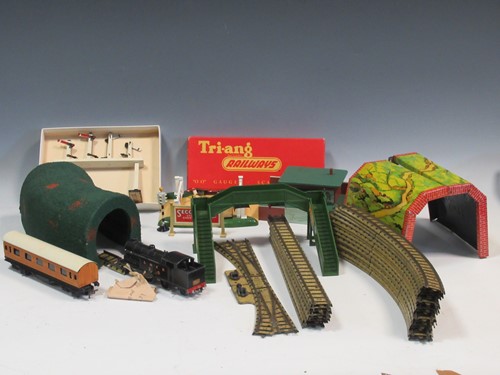 Lot 59 - A Hornby locomotive LNER 2690, together with...