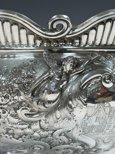 Lot 498 - A Victorian silver punchbowl
