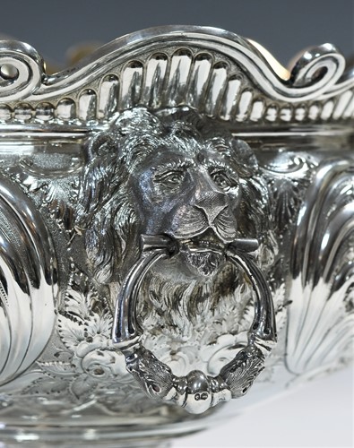 Lot 498 - A Victorian silver punchbowl