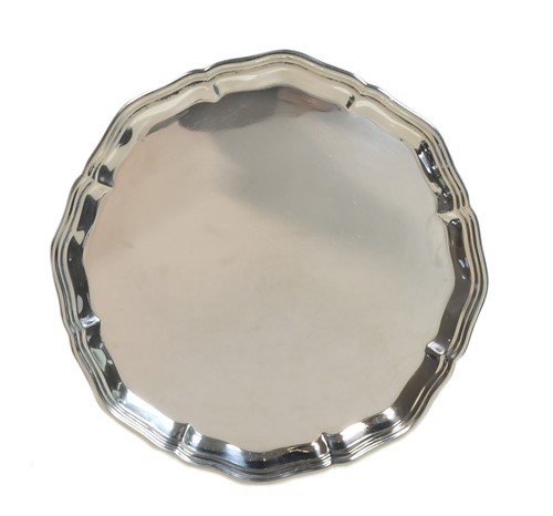 Lot 513 - A George V silver waiter