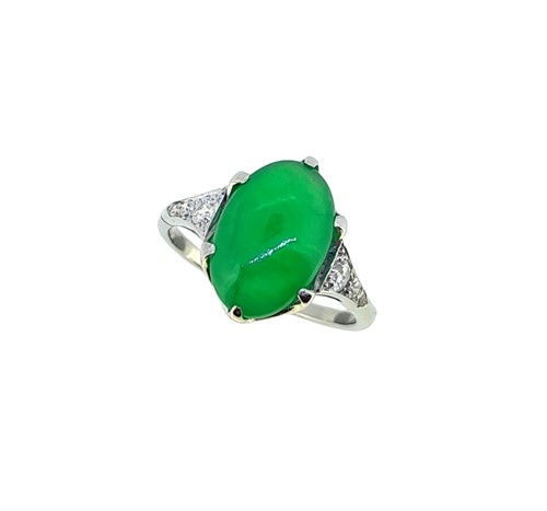 Lot 176 - An Art Deco jade and diamond ring