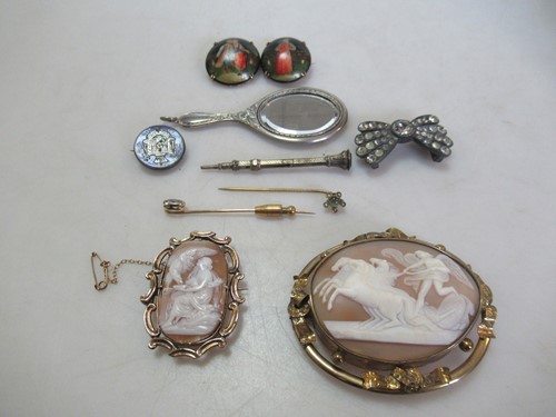 Lot 213 - Two shell cameo brooches together with two...
