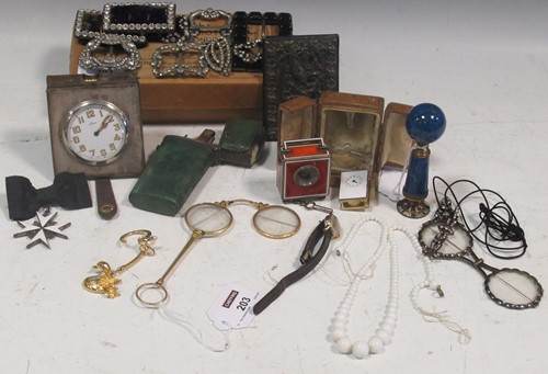 Lot 203 - A small collection of costume jewellery...