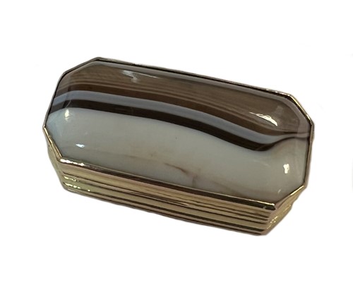 Lot 393 - A George IV 18ct gold vinaigrette with banded agate cover