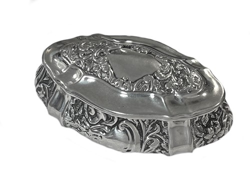 Lot 384 - A Victorian silver snuff box