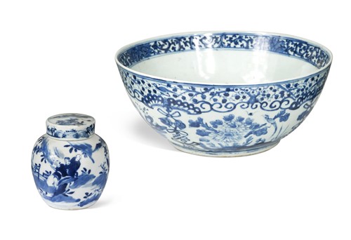 Lot 4 - A Chinese blue and white porcelain circular dragon bowl, Qing Dynasty, 19th century