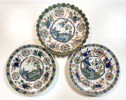 Lot 15 - A pair of Chinese famille verte dinner plates, Qing Dynasty, Kangxi (1662-1722)