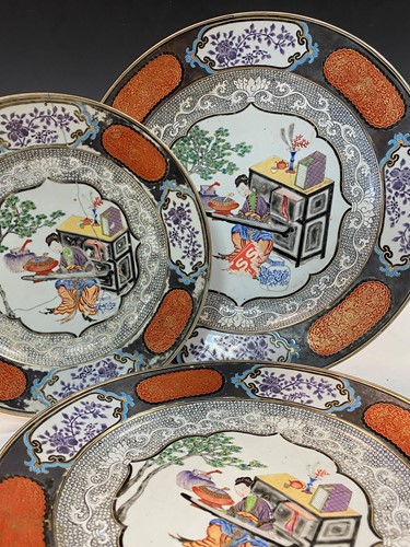 Lot 11 - A set of three graduated Chinese export dishes, Qing Dynasty, Qianlong (1736-1795)