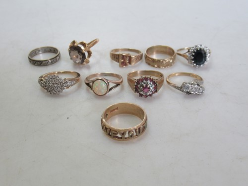 Lot 215 - eight assorted assessed or hallmarked as 9ct...