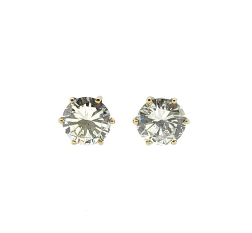 Lot 192 - A pair of diamond solitaire ear studs