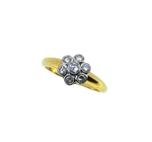 Lot 101 - An 18ct gold diamond cluster ring