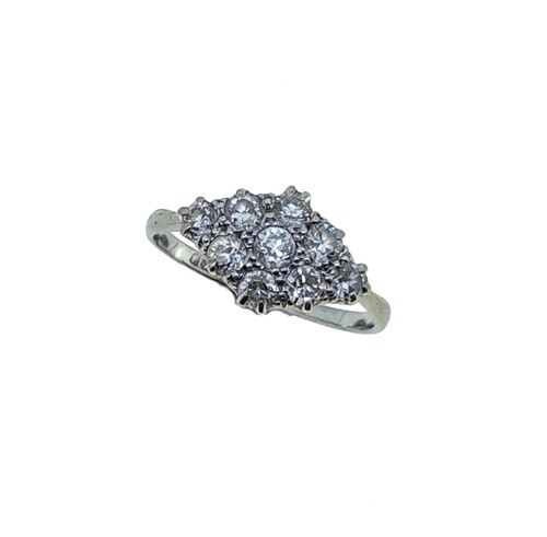 Lot 199 - An early 20th century diamond cluster ring
