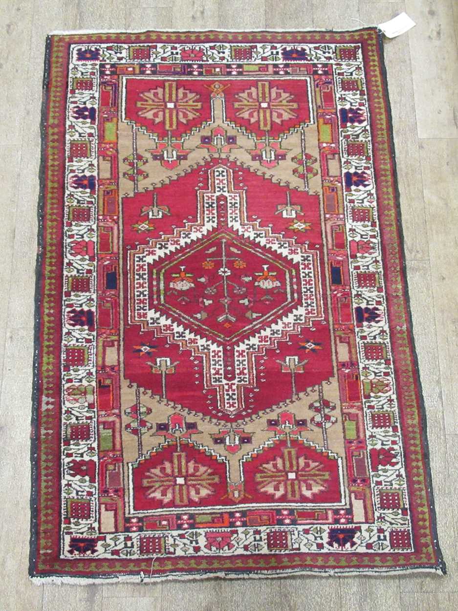 Lot 562 - A Heriz rug, 170 x 110cm