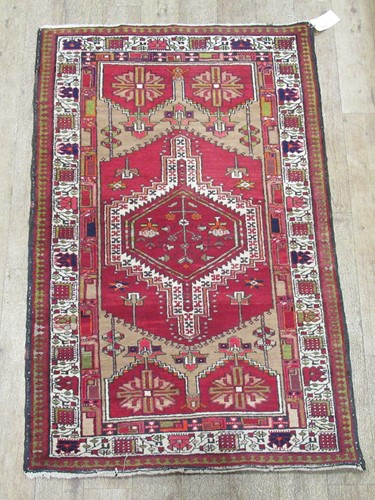 Lot 562 - A Heriz rug, 170 x 110cm