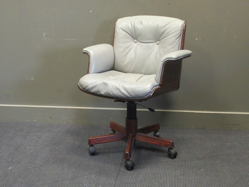Lot 426 - A 1980s executive swivel desk chair