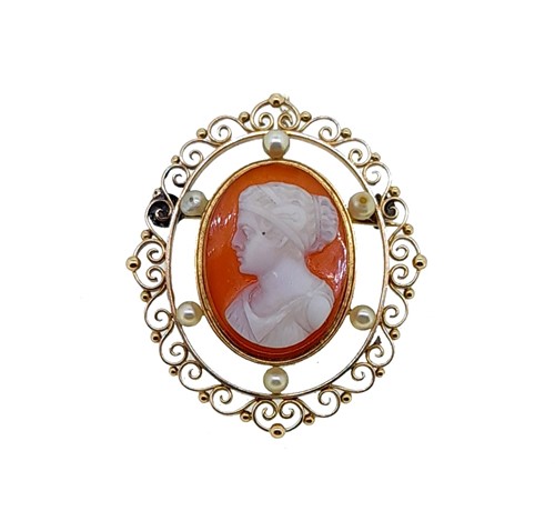 Lot 31 - A hardstone cameo and pearl brooch