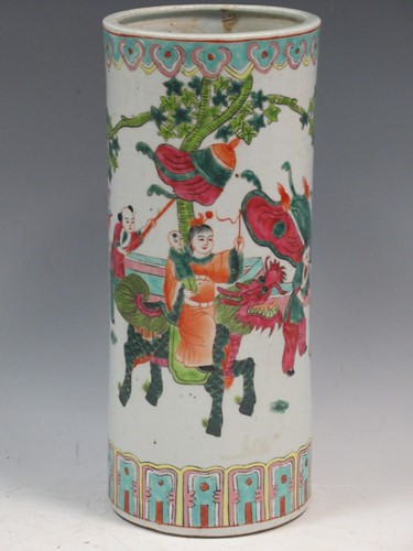Lot 88 - A Chinese vase, early 20th century, decorated...