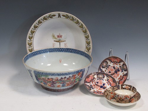 Lot 117 - A Chinese export bowl, decorated with temples...