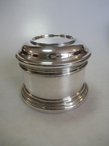 Lot 246 - A modern circular silver box and cover, 1.4otz