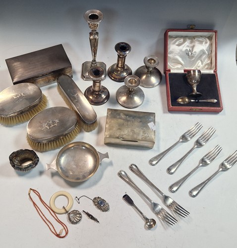 Lot 207 - A collection of silver including flatware,...