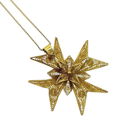 Lot 78 - A filigree Maltese cross pendant and chain