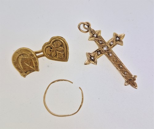 Lot 183 - A diamond set cross tested as 18ct gold,...