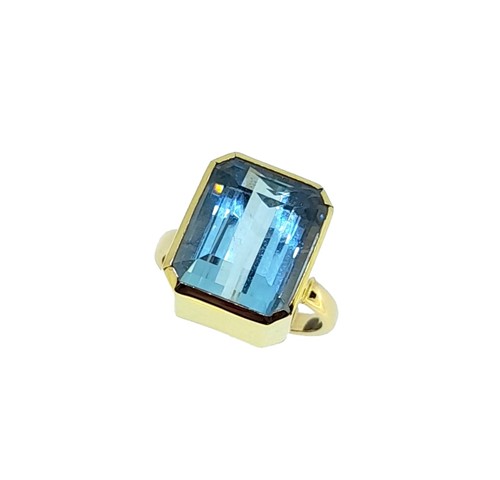 Lot 118 - A single stone aquamarine ring