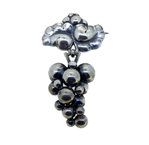 Lot 9 - Harald Nielsen for Georg Jensen - A grape and vine brooch