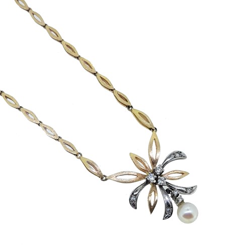 Lot 152 - A cultured pearl and diamond necklace