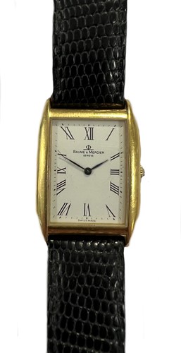 Lot 337 - Baume & Mercier - An 18ct gold 'Tank Curvex' wristwatch