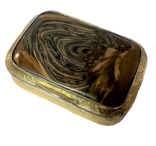 Lot 371 - A George III vermeil snuff box with jasper cover
