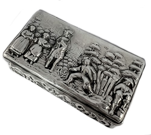 Lot 365 - An early 20th century silver snuffbox