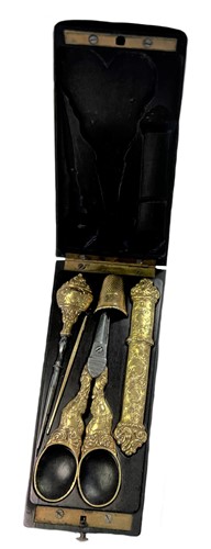Lot 400 - A late 19th century French 18ct gold sewing etui