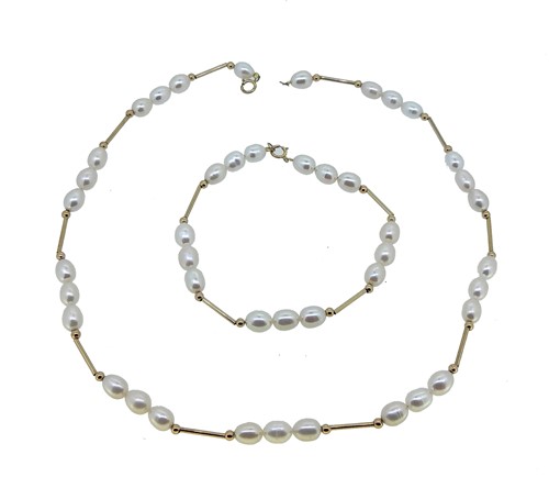 Lot 44 - A pearl necklace and bracelet suite