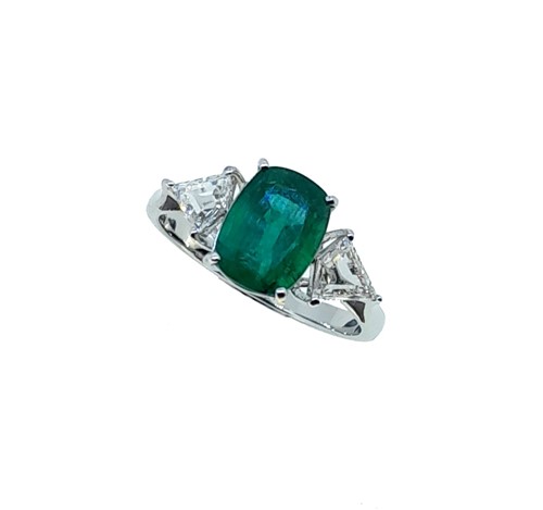 Lot 251 - An emerald and diamond three stone ring