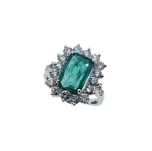 Lot 250 - An emerald and diamond cluster ring