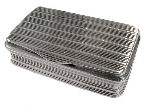 Lot 368 - A George III silver snuff box