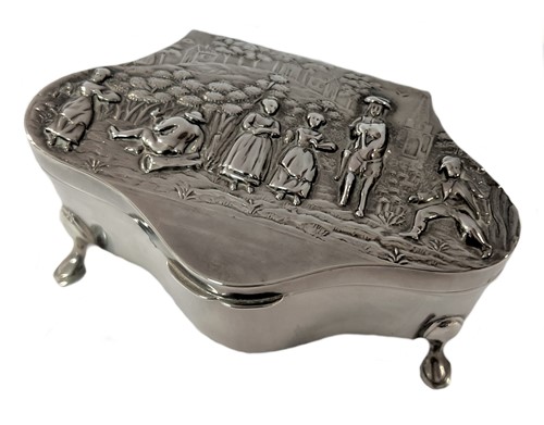 Lot 433 - An early 20th century silver jewel box
