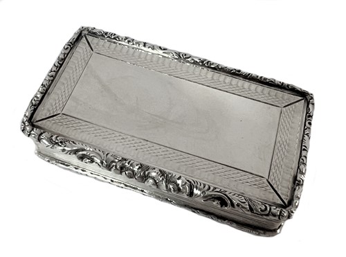 Lot 377 - A Victorian silver snuff box