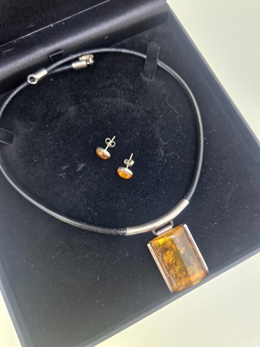 Lot 186 - A collection of jewellery to include, an amber...