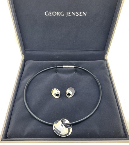 Lot 7 - Vivianna Torun Bülow-Hübe for Georg Jensen - A silver necklace and ear stud suite