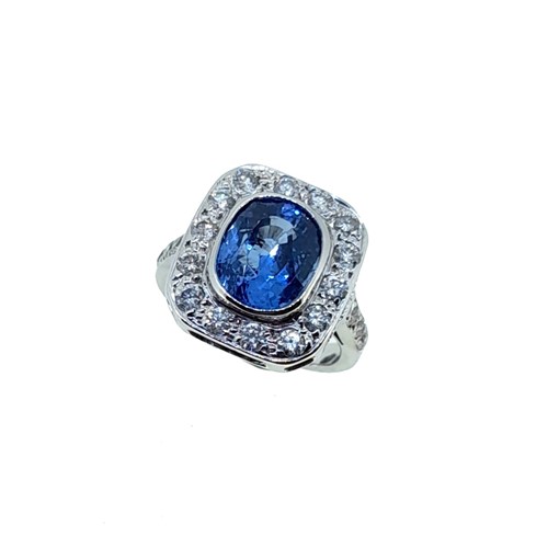 Lot 243 - A Sri Lankan sapphire and diamond cluster ring